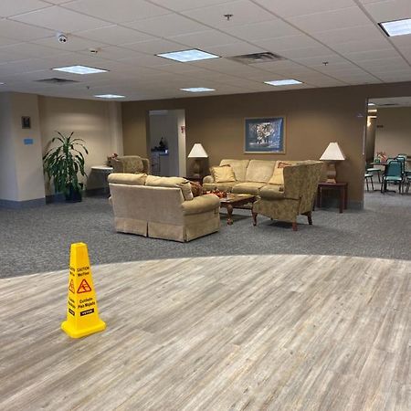 Collins Inn & Suites 外观 照片