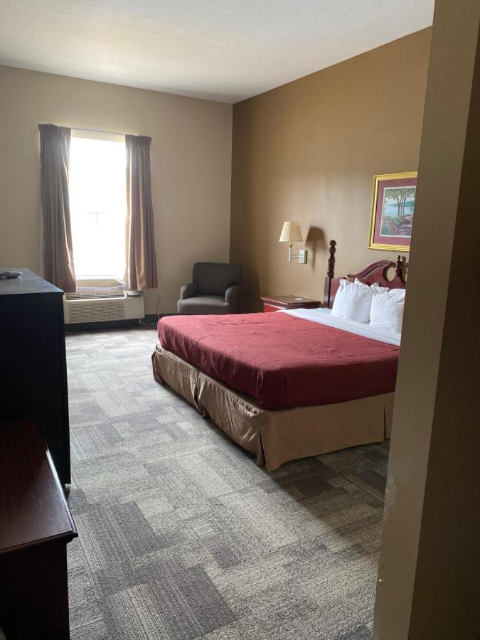 Collins Inn & Suites 外观 照片
