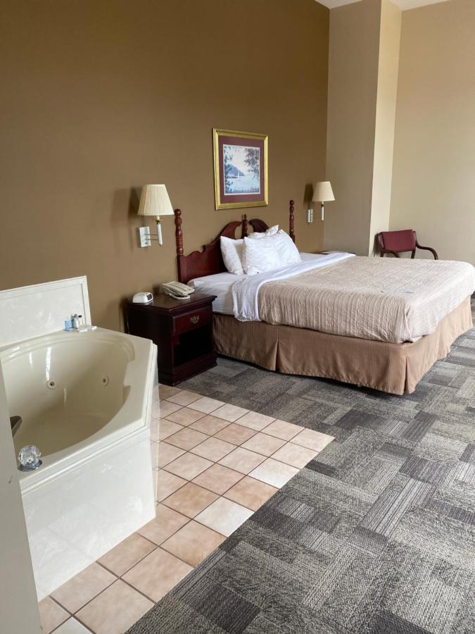Collins Inn & Suites 外观 照片