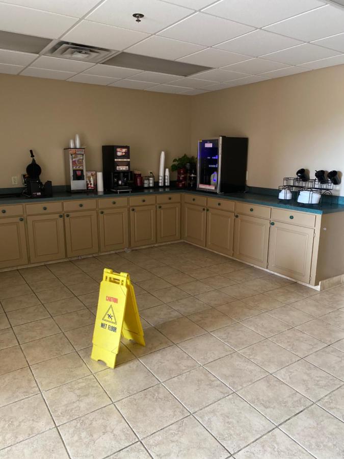 Collins Inn & Suites 外观 照片